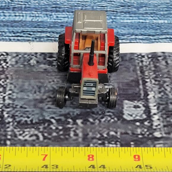 Vintage Ertl 1/64 scale Massey Ferguson 699 diecast tractor red/silver - Picture 4 of 8